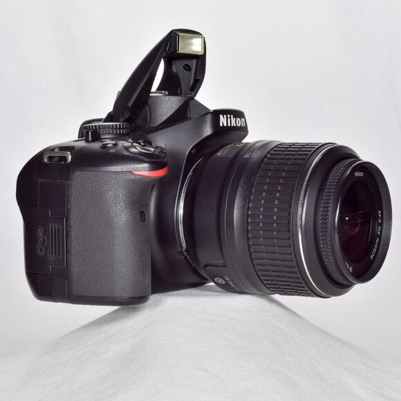 Nikon D5100 Digital SLR Camera 16.2MP HD Video Nikon Lens 64GB SD 11,682 Clicks - Picture 2 of 16